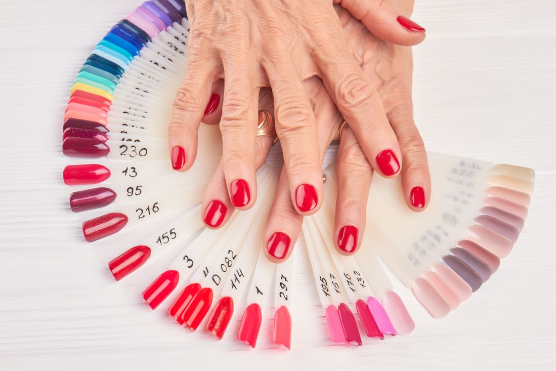 Manos de mujer senior con uñas rojas. manos de anciana con manicura rojo perfecto, colección de muestras de uñas